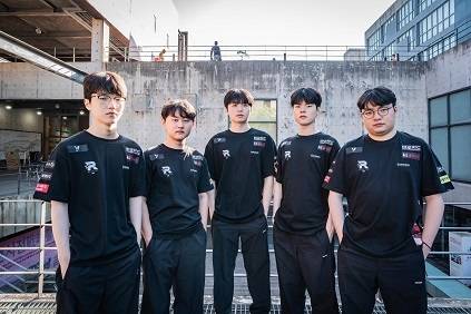 2024 LCK 서머 3주 차에서 열린  T1 홈 그라운드에서 승리한 KT 롤스터 <사진제공=LCK>.