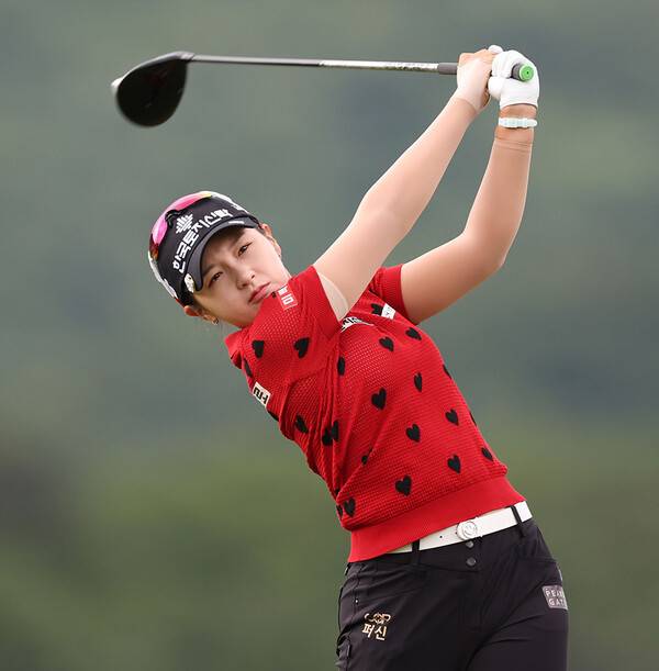 2024년 한국여자프로골프(KLPGA) 투어 맥콜·모나 용평 오픈 골프대회 우승을 차지한 박현경 프로가 최종라운드에서 경기하는 모습이다. 사진제공=KLPGA