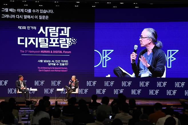 제3회 한겨레 사람과디지털포럼(사람 넘보는 AI, 인간 가치도 담아낼 수 있을까?)이 열린 2024년 6월12일 오후 서울 중구 대한상공회의소 국제회의장에서 `모두를 위한 AI의 과제\'를 주제로 한 라운드테이블에서 테드 창 SF 작가가 발언하고 있다. 김영원 기자 forever@hani.co.kr