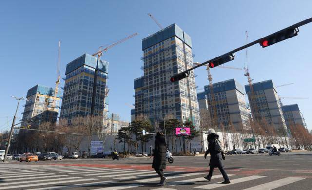 서울 강동구 둔촌주공을 재건축한 대단지 아파트 '올림픽파크포레온'이 올해 11월 입주를 시작할 전망이다. 임대아파트도 1,000여 호에 달해 입주 희망자들의 관심이 높다. 사진은 지난해 1월 촬영한 올림픽파크포레온 건설 현장. 뉴스1