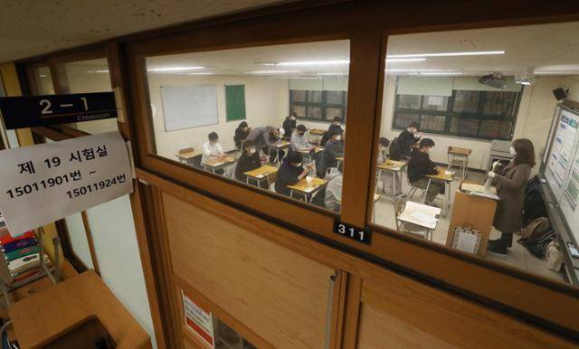 2022학년도 대학수학능력시험 당일인 2021년 11월 18일 오전 서울 종로구 한 시험장에서 수험생들이 시험 준비를 하고 있다. 사진은 기사 내용과 관련 없음. 뉴시스