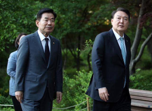 2023년 5월 윤석열 대통령이 김진표 당시 국회의장을 초청해 만찬을 갖기 전 청와대 녹지원을 걷고 있다. 김 전 의장이 최근 회고록에서 윤 대통령이 이태원 참사 음모론을 제기했다고 밝힌 후 대통령 탄핵 청원 바람이 거세게 불고 있다. 서재훈 기자