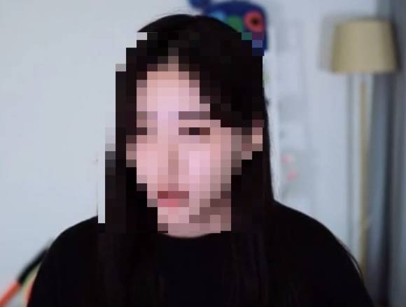 고속도로에서 후진을 하는 모습을 생방송으로 송출해 논란이 된 여성 BJ가 여론 질타를 받자 끝내 사과했다. 사진은 A씨가 방송을 통해 사과하는 모습. [사진=아프리카TV 캡처]