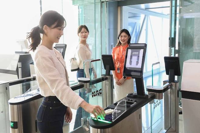 제주항공 모바일 탑승권을 이용해 수속 절차를 밟는 모습 (제주항공 제공)