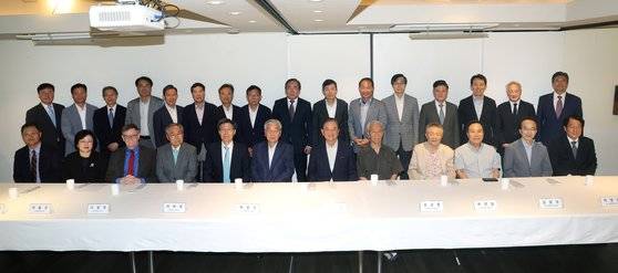 앞줄 왼쪽부터 강준영 한국외대 교수, 이정남 고려대 교수, 안드레이 란코프 국민대 교수, 우윤근 전 주러시아 대사, 윤영관 전 외교부장관, 박문수 미래와가치 회장, 홍석현 이사장, 최상용 고려대 명예교수, 백영철 건국대 명예교수, 김광두 국가미래연구원장, 박영호 전 강원대 교수, 남성욱 고려대 교수. 뒷줄 왼쪽부터 신범식 서울대 교수, 박인휘 이화여대 교수, 김병연 서울대 석좌교수, 지만수 금융연구원 선임연구위원, 최현만 미래에셋증권 고문, 문흥호 한양대 명예교수, 박흥규 고려대 교수, 이원덕 국민대 교수, 이하경 대기자, 이혁 전 주베트남대사, 김형철 한국군사문제연구원장, 조양현 국립외교원 교수, 고유환 동국대 명예교수, 전봉근 국립외교원 명예교수, 이석배 전 주러시아 대사, 김한권 국립외교원 교수. 장진영 기자