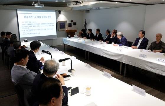 지난달 28일 재단법인 한반도평화만들기 주최 포럼에서 참석자들이 토론을 벌이고 있다. 장진영 기자