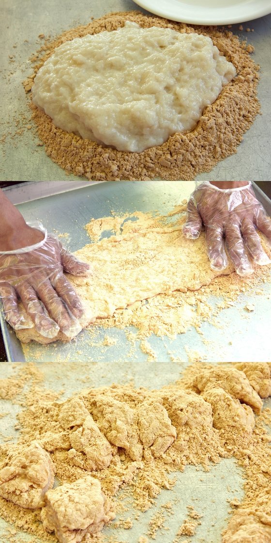 인절미는 시루에 쪄낸 찹쌀 고두밥을 떡메로 쳐서 떡 반죽으로 만든 뒤, 직사각형으로 잘라 콩고물을 묻혀서 완성한다. 갓 만든 뜨끈한 인절미는 고소한 맛이 일품이다.