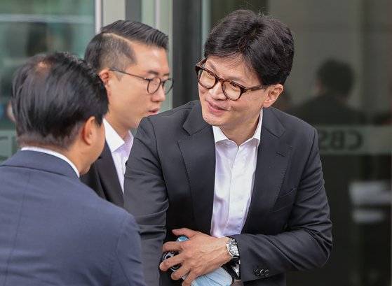 한동훈 국민의힘 당 대표 후보가 1일 오전 서울 양천구 CBS에서 라디오 출연을 마치고 건물을 나서고 있다. 뉴스1