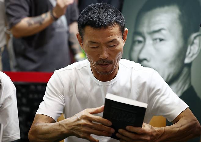 손웅정 SON축구아카데미 감독이 지난달 26일 서울 강남구 코엑스에서 열린 서울국제도서전에서 한 출판사가 주관한 작가사인회에 참석해 있다. 연합뉴스