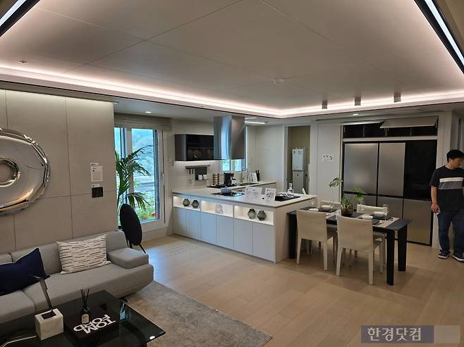 전용 84㎡D 주방 모습 거실부터 연결된 우물천장과 부엌에 있는 큰 창 덕에 개방감이 크다 사진=이송렬 기자