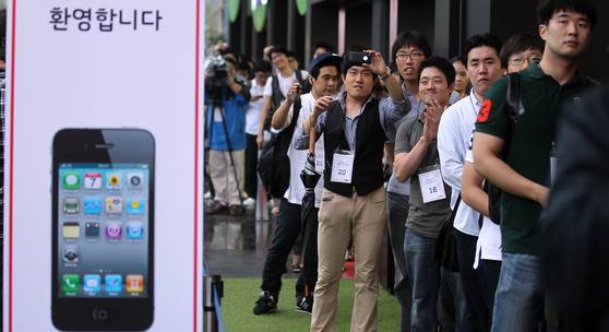iPhone 4 was launched in Korea in September 2010, three months after its release in the United States, the United Kingdom, France, Germany and Japan. [JOONGANG ILBO]