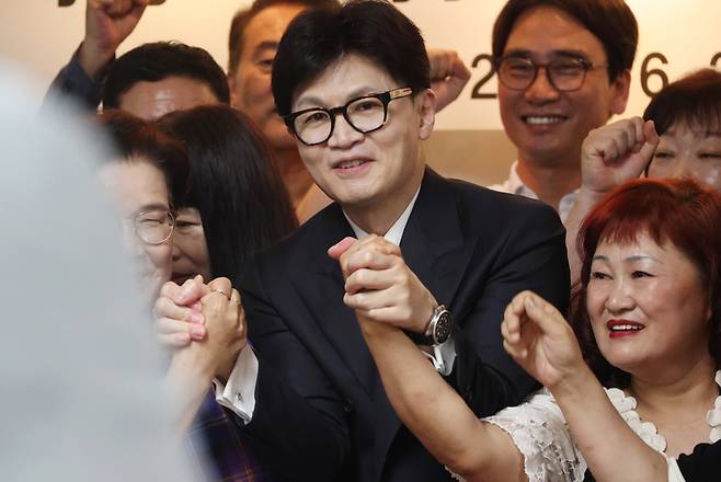 국민의힘 당권주자인 한동훈 전 비상대책위원장이 지난달 27일 대구 서구 김상훈 의원 지역구 사무실 건물 한 회의실에서 당원들과 기념 촬영을 하고 있다. / 사진 = 연합뉴스