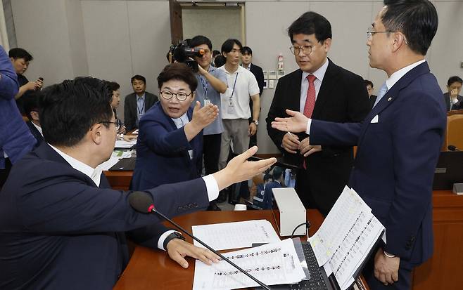 임이자 국민의힘 의원(왼쪽 둘째)이 1일 국회에서 열린 국회 운영위원회에서 박찬대 위원장에게 항의하고 있다. 김호영 기자