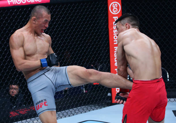 김상욱(왼쪽)이 Road to UFC 시즌2 4강전에서 룽주를 공격하고 있다. 사진=Getty Images=연합뉴스 제공