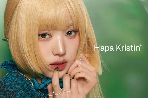 장원영이 신규 컬러렌즈 화보를 통해 화려한 금발 스타일링을 공개했다.