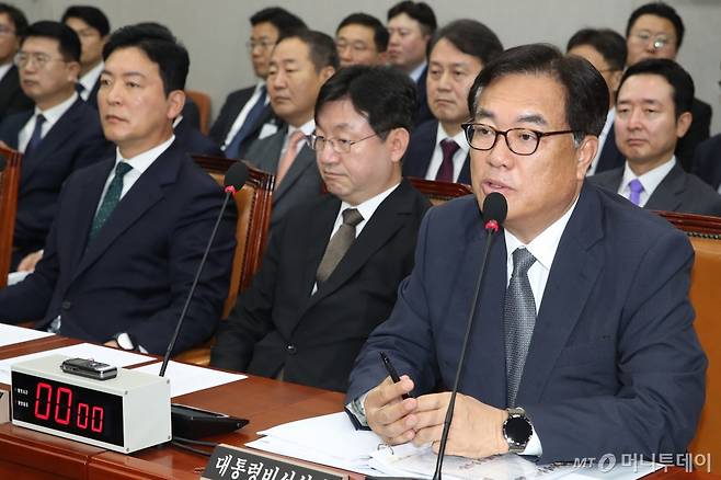 (서울=뉴스1) 이광호 기자 = 정진석 대통령비서실장이 1일 오전 서울 여의도 국회에서 열린 운영위원회 전체회의에 출석해 박찬대 위원장의 질의에 답하고 있다. 2024.7.1/뉴스1  Copyright (C) 뉴스1. All rights reserved. 무단 전재 및 재배포,  AI학습 이용 금지. /사진=(서울=뉴스1) 이광호 기자