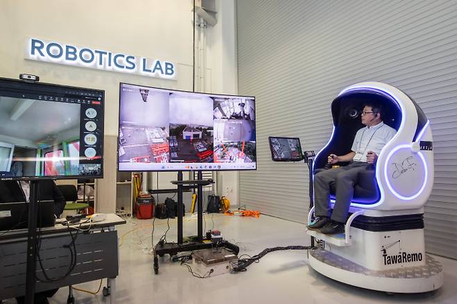 현대건설인 최근 경기 용인 마북동 소재 기술연구원에서 '혁신 R&D 건설로봇 기술 시연회'를 열고 관련 기술을 공개했다. 사진은 용인 마북에서 원격조정을 통해 일본 오사카 현장의 타워크레인을 제어하는 국가 장거리 원격시연 모습. /사진=현대건설