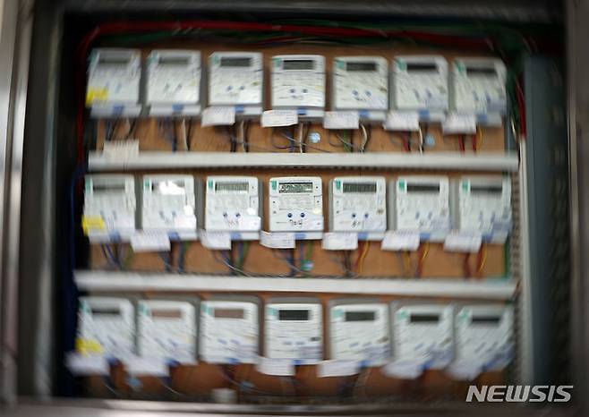 [서울=뉴시스] 고승민 기자 = 기록적인 무더위가 기승을 부린 지난달 전기 사용량이 여름 최대치를 기록해 가정, 소상공인 전기요금도 껑충 뛸 것으로 예상된다. 지난달 전력거래소를 통해 거래된 전력량은 5만 천여 기가와트로 집계됐다. 이는 7-8월 역대 최대 규모다. 사진은 4일 서울의 한 오피스텔 건물의 전기계량기 모습. 2023.09.04. kkssmm99@newsis.com