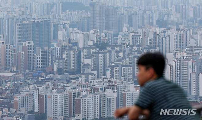 [서울=뉴시스] 김진아 기자 = 서울의 전세가격이 57주째 상승세를 이어가고 있다. 한국부동산원이 최근 발표한 6월 셋째 주 전국 아파트 가격 동향에 따르면 이번 주 전국 전세가격은 0.04% 상승했다. 올해 누적 전세가격 변동률은 서울 2%, 경기 1.54%, 인천 2.89%로 전국 평균 0.67%를 상회했다. 서울은 이번 주 0.17% 올라 57주 연속 상승했다. 사진은  서울 중구 남산에서 바라본 아파트 단지. 2024.06.23 bluesoda@newsis.com