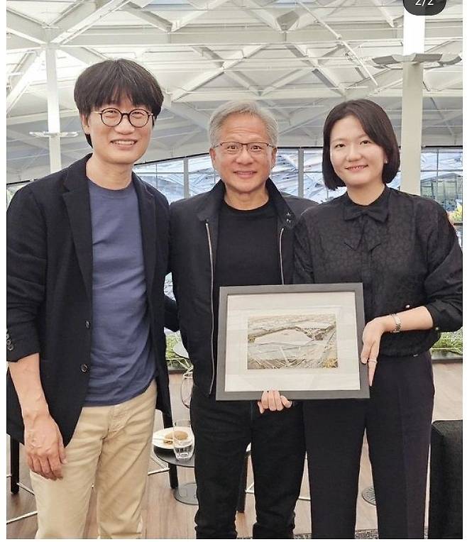 지난 25일(현지시간) 이해진 GIO(맨 왼쪽), 젠슨 황 엔비디아 CEO(가운데), 최수연 네이버 대표(맨 오른쪽)가 미국 캘리포니아주 산타클라라에 위치한 엔비디아 본사에서 만난 뒤 기념사진을 촬영한 모습.(사진=네이버 인스타그램) *재판매 및 DB 금지