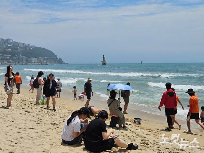 1일 해운대해수욕장을 찾은 시민들이 물놀이를 즐기고 있다. 김혜민 기자
