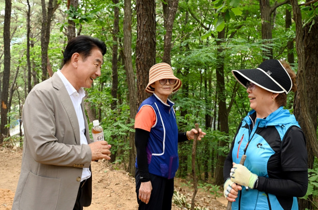 ▲시민들과 소통하고 있는 김동근 시장.ⓒ의정부시 제공