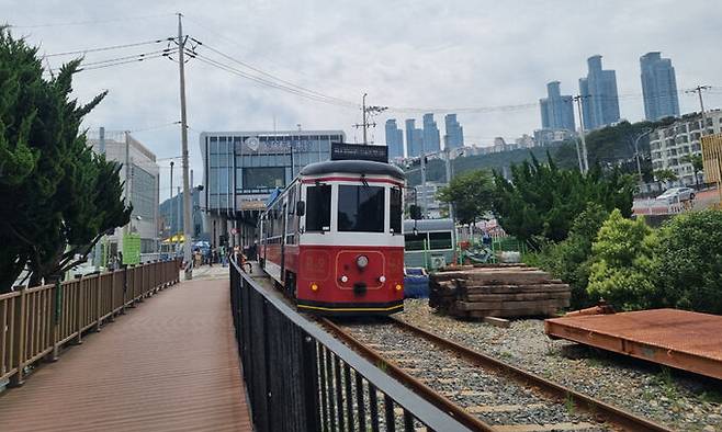 해운대 해변열차가 청사포 정거장을 향해 가고 있는 모습. 국내에서 유일하게 일반 교통신호를 받아 움직이는 열차다.&nbsp;