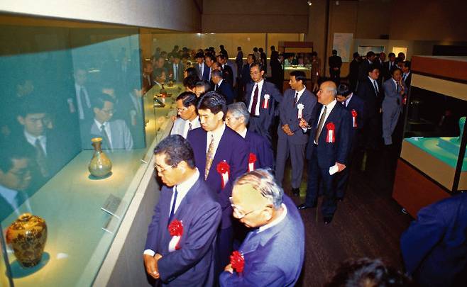 서양회화명품전에 대한 답례의 의미로, 1992년 도쿄후지미술관에서 호암미술관이 소장한 도자기 유물을 전시한 ‘고려·조선도자명품전’이 열렸다. 개막식 참석자들이 유물을 관람하고 있다. [SGI]