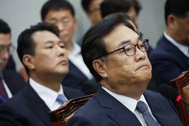 정진석 대통령실 비서실장(오른쪽)과 김태효 국가안보실 1차장이 7월1일 서울 여의도 국회에서 열린 운영위원회 전체회의에 출석하고 있다. ⓒ 연합뉴스