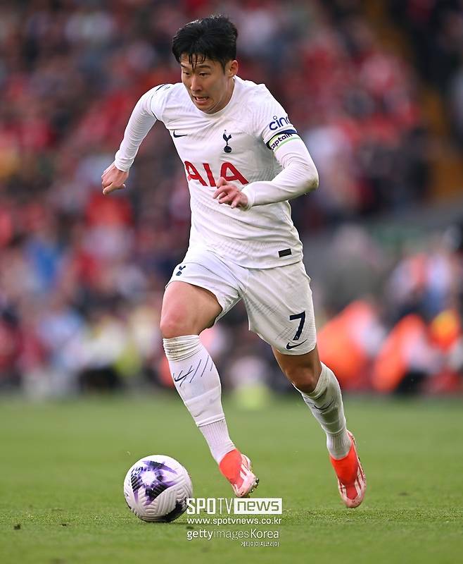 ▲ 토트넘의 레전드 대우는 달라지지 않았다. 손흥민에게도 마찬가지. 팀 옵션만 발동하며 기존 계약에 1년만 연장하기로 했다. 이로써 손흥민은 2026년 여름까지 토트넘 소속이다. 단 토트넘은 내년 여름 상황에 따라 손흥민을 팔 수도 있다. 영국 현지에선 토트넘이 이적료까지 고려하며 손흥민에게 1년 연장만 제시했다고 판단한다.