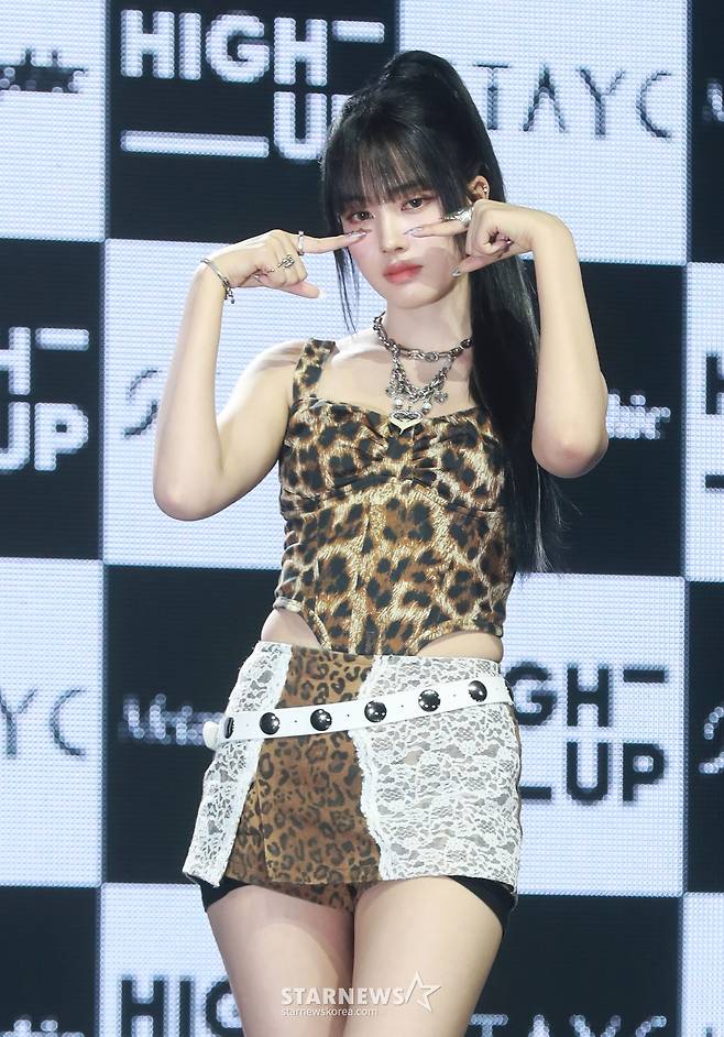 걸그룹 스테이씨 윤이 1일 오후 서울 광진구 예스24라이브홀에서 진행된 정규 1집 '메타모르픽'(Metamorphic) 발매기념 쇼케이스에서 포즈를 취하고 있다.  이번 앨범에는 타이틀곡 '치키 아이씨 땡'(Cheeky Icy Thang)을 비롯해 '트웬티,(Twenty), '원 띵'(1 Thing), '기브 잇 투 미'(Give It 2 Me), '렛 미 노우'(Let Me Know), '나다'(Nada) 등이 /사진=이동훈