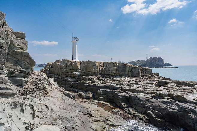 낭도 둘레길 1코스에서 만난 뱃길잡이 남포등대