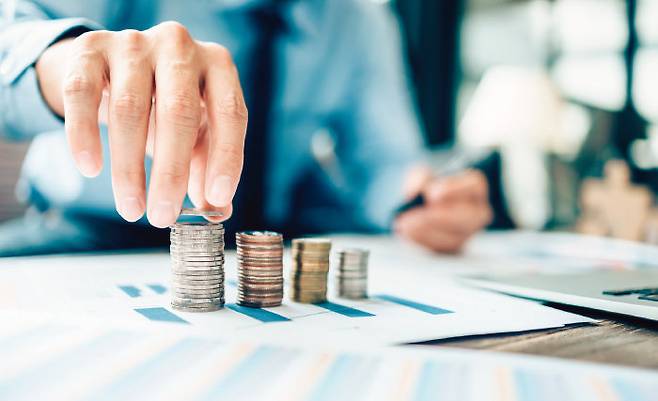 투자에 나설 때는 다른 상품과의 비교를 통해 유불리를 따져야 한다. [GETTYIMAGES]