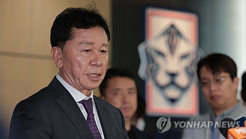 30일 축구계에 따르면 이임생 기술이사가 갑작스레 사의를 표명한 정해성 국가대표전력강화위원장 대신 대표팀 감독 선임 작업을 주도할 예정이다. 정 위원장은 거스 히딩크 전 감독의 추천을 받은 그레이엄 아놀드 감독을 추천한 대한축구협회 수뇌부와 이견을 보이며 사의를 표명한 것으로 알려졌다. 연합뉴스