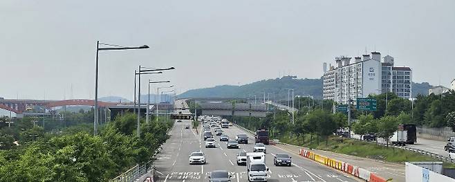 14일 마포구 망원동에서 바라본 강변북로 일대 모습. 강변북로 왼쪽으로 성산대교와 망원한강공원이, 오른쪽으로 망원동 모아타운 사업지가 각각 보인다. 한강 접근성과 조망권이 뛰어나고 강변북로 이용이 편리해 보인다. (사진=전재욱 기자)