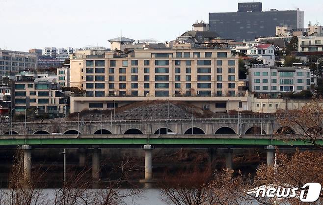 한남대교 남단에서 바라본 서울 용산구 한남동 파르크한남의 모습. 2021.12.30/뉴스1 ⓒ News1 김진환 기자