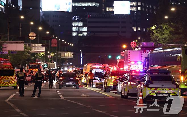 1일 밤 서울 중구 시청역 부근에서 한 남성이 몰던 차가 인도로 돌진해 최소 13명 사상자가 발생, 구조대원들이 현장을 수습하고 있다. 2024.7.2/뉴스1 ⓒ News1 구윤성 기자