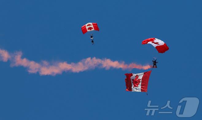 1일(현지시간) 캐나다 온타리오주 오타와 상공에서 구군 낙하산 부대인 스카이호크스 대원들이 국기 모양의 낙하산을 펼치며 미상하고 있다. 2024.07.01/ ⓒ 로이터=뉴스1 ⓒ News1 권진영 기자