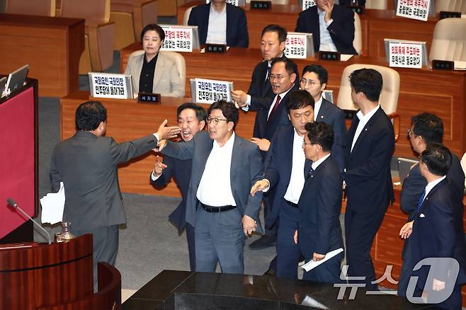 김병주 더불어민주당 의원이 2일 오후 서울 여의도 국회에서 열린 제415회국회(임시회) 4차 본회의 정치·외교·통일·안보 분야 대정부질문에서 한덕수 국무총리에게 질문을 하다가 국민의힘 의원들을 향해 '정신나갔다'고 표현한 것을 두고 국민의힘 의원들에게 항의를 받으며 설전을 벌이고 있다. 김 의원은 한 총리에게 질문을 하다가 "정신 나간 국민의힘 의원들은 논평에서 한미일 동맹이라고 표현했다＂며 ＂일본은 국토에 대한 야욕을 갖고 있는 나라인데 어떻게 일본과 동맹을 한다고 생각하냐＂고 발언했다. 이에 국민의힘 의원들이 강하게 항의하며 본회의가 정회됐다.2024.7.2/뉴스1 ⓒ News1 이광호 기자