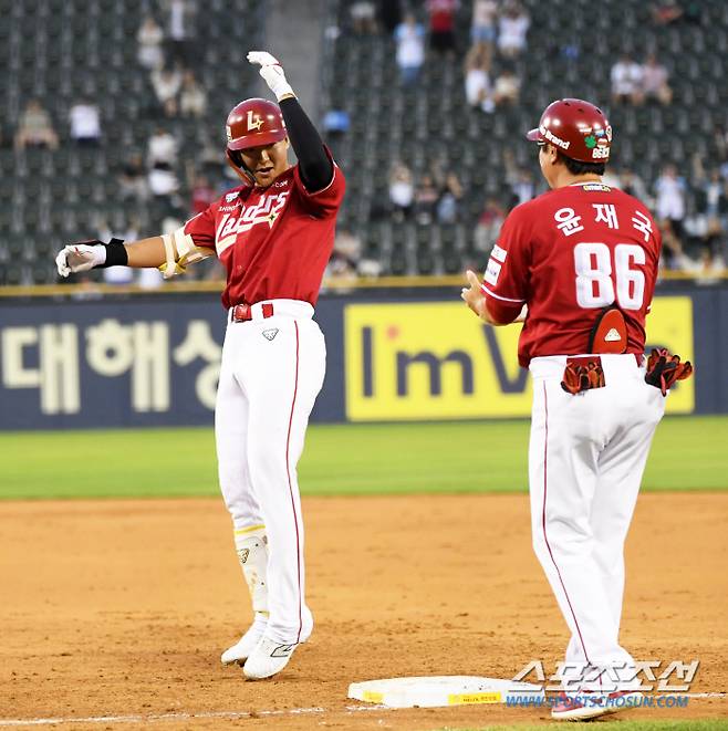 30일 잠실구장에서 열린 두산 베어스와 SSG 랜더스의 경기. 8회초 1사 3루 SSG 정현승이 적시타를 날린 뒤 환호하고 있다. 잠실=박재만 기자 pjm@sportschosun.com/2024.06.30/