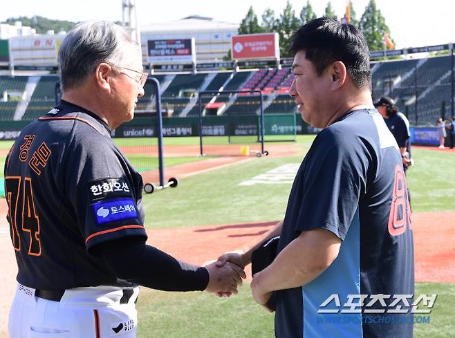 28일 부산 사직구장에서 열리는 롯데와 한화의 경기. 한화 김경문 감독과 롯데 김태형 감독이 인사를 나누고 있다. 부산=송정헌 기자songs@sportschosun.com