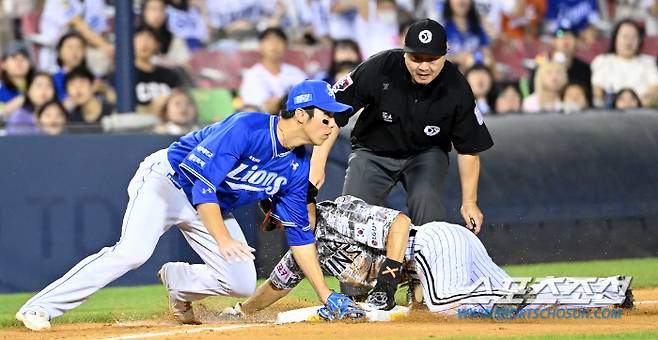 2루에서 3루로! 거침없는 대주자 김대원의 슬라이딩이 찬스를 만들었다.