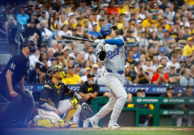 LA 다저스 오타니 쇼헤이가 지난 6일(한국시각) 피츠버그 파이어리츠전에서 3회 폴 스킨스의 100.1마일 빠른 공을 받아쳐 중월 투런홈런을 터뜨리고 있다. AFP연합뉴스