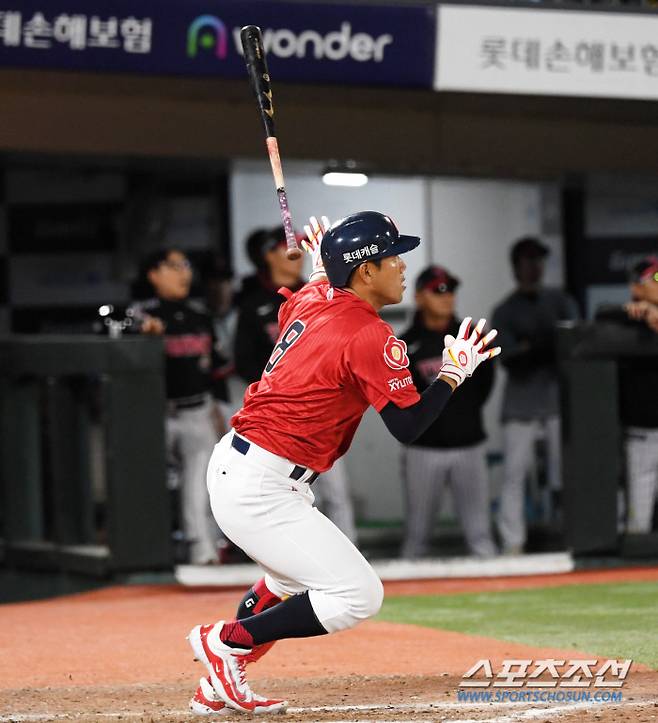 11일 부산 사직구장에서 열린 롯데 자이언츠와 LG 트윈스의 경기. 8회말 1사 1,3루 롯데 전준우가 적시타를 날리고 있다. 부산=박재만 기자 pjm@sportschosun.com/2024.05.11/