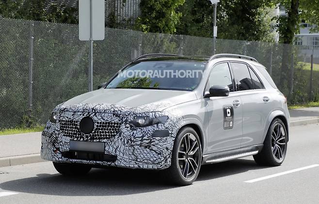 메르세데스-벤츠 'GLE 2차 페이스리프트' 테스트카 (출처 : Motor Authority)