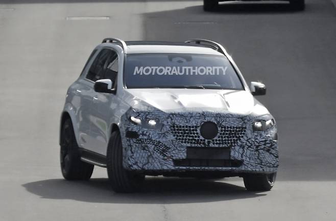 메르세데스-벤츠 'GLE 2차 페이스리프트' 테스트카 (출처 : Motor Authority)