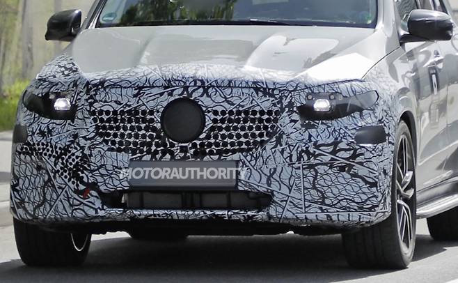 메르세데스-벤츠 'GLE 2차 페이스리프트' 테스트카 (출처 : Motor Authority)