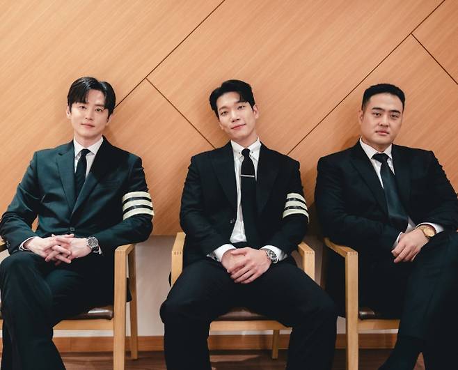 ‘커넥션’ 지성과 전미도, 권율과 김경남, 차엽이 3일 뒤로 다가온 종영의 아쉬움을 달랠 ‘촬영장 비하인드컷’을 전격 공개했다. SBS제공
