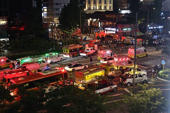 1일 저녁 서울 중구 시청역 교차로에서 60대 남성이 몰던 차가 인도로 돌진해 최소 15명 사상자가 발생, 구조대원들이 현장을 수습하고 있다. /뉴스1