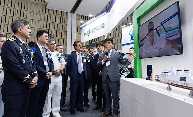 HD현대중공업이 19∼21일 인천 송도컨벤시아에서 개최 중인 '2024 국제해양·안전대전'에 참가해 미래형 해경 경비함 기술을 전시하고 있다. /HD현대중공업 제공